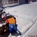 As imagens mostraram dois motociclistas, um de jaqueta preta e o outro de agasalho amarelo e preto, abordando um idoso, que estava em outra moto. (Foto: reprodução videomonitoramento)