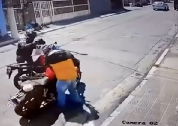 As imagens mostraram dois motociclistas, um de jaqueta preta e o outro de agasalho amarelo e preto, abordando um idoso, que estava em outra moto. (Foto: reprodução videomonitoramento)