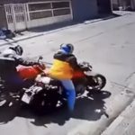 Após o assalto, o jovem, identificado como Iury Gustavo da Silva Godoy, sobe de volta na motocicleta. (Foto: reprodução videomonitoramento)