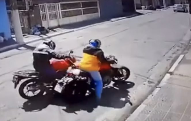 Após o assalto, o jovem, identificado como Iury Gustavo da Silva Godoy, sobe de volta na motocicleta. (Foto: reprodução videomonitoramento)