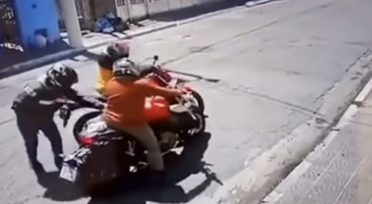 A moto roubada e o segundo suspeito ainda não foram localizados. (Foto: reprodução videomonitoramento)