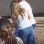 Para evitar que o menino fosse baleado, uma mulher, que estava com o homem armado, chega a se colocar entre ele e arma. (Foto: reprodução vídeo)