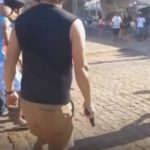 Quando o jovem se aproxima para pedir ajuda, a PM não só se recusa a dar qualquer auxílio como ainda afasta a vítima com um chute na barriga. (Foto: reprodução vídeo)