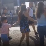 Ao acompanhar a ação, o repórter fotográfico se depara com uma PM uniformizada e armada, parada em frente à saída da estação de metrô, vendo tudo de braços cruzados. (Foto: reprodução vídeo)