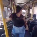 Nas imagens é possível ver que a criança estava sem camisa e transpirava enquanto era abanada por uma mulher. (Foto: reprodução vídeo)