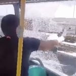 Uma mãe quebrou a janela de um ônibus no Rio de Janeiro, na última quarta-feira, depois que o filho dela passou mal por conta do forte calor. (Foto: reprodução vídeo)