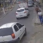 Uma câmera de segurança flagrou a vítima ainda tentando desvencilhar-se do suspeito, mas acabou sendo sequestrada, mesmo com as pernas para fora do veículo. (Foto: Reprodução videomonitoramento)