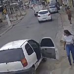 Quando caminhava por uma calçada, ela foi puxada por um homem e arrastada para dentro de um carro. (Foto: Reprodução videomonitoramento)