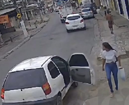 Quando caminhava por uma calçada, ela foi puxada por um homem e arrastada para dentro de um carro. (Foto: Reprodução videomonitoramento)