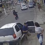 Uma mulher foi sequestrada enquanto andava por uma rua movimentada do bairro Castelo Branco, em Cariacica, no Espírito Santo. (Foto: Reprodução videomonitoramento)