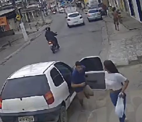 Uma mulher foi sequestrada enquanto andava por uma rua movimentada do bairro Castelo Branco, em Cariacica, no Espírito Santo. (Foto: Reprodução videomonitoramento)