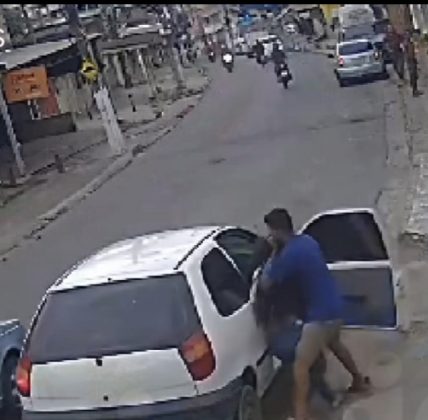 Alguns populares presenciaram a cena, mas ninguém impediu o sequestro da mulher.  (Foto: Reprodução videomonitoramento)