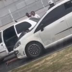 Alguns carros passam ao lado da vítima, até que um Fiat Palio branco para ao lado da mulher. (Foto: Reprodução videomonitoramento)