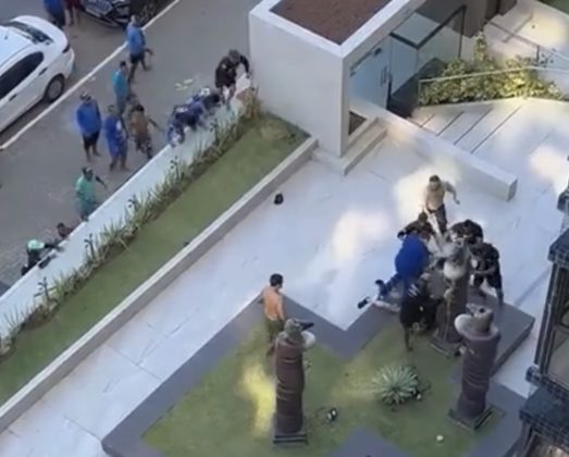 Um vídeo divulgado na web mostra quando um grupo com ao menos 12 pessoas pula o muro do prédio para bater no homem. (Foto: reprodução vídeo Instagram)