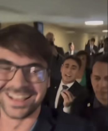 O deputado Nikolas Ferreira foi atacado dentro da Câmara dos Deputados, durante o trabalho, e um homem acabou detido pela Polícia Legislativa. (Foto: reprodução vídeo)