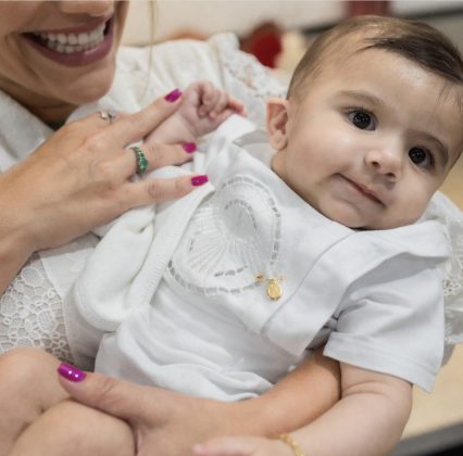 "Eu não tenho como agradecer as orações de vocês e o carinho por minha família, o amor de vocês chegou ao Miguel e podem ter certeza, fortaleceu ainda mais ele", disse o cantor. (Foto: Instagram)