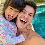 Arthur curte domingo com a filha. (Foto: Instagram)