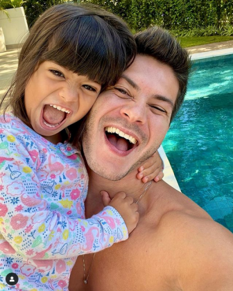 Arthur curte domingo com a filha. (Foto: Instagram)