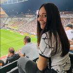 E foi com outro ex que ela passou a assistir ao Corinthians das arquibancadas (Foto: Instagram)