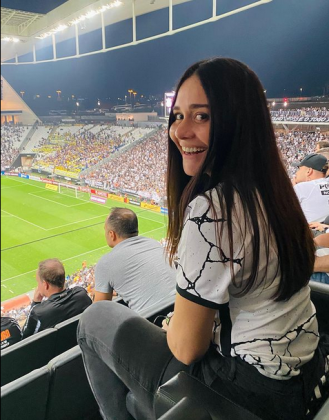 E foi com outro ex que ela passou a assistir ao Corinthians das arquibancadas (Foto: Instagram)
