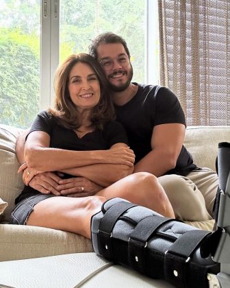 Fátima Bernardes quebra o pé durante aula de dança e recebe carinho do namorado: "Meu enfermeiro chegou". (Foto: Instagram)
