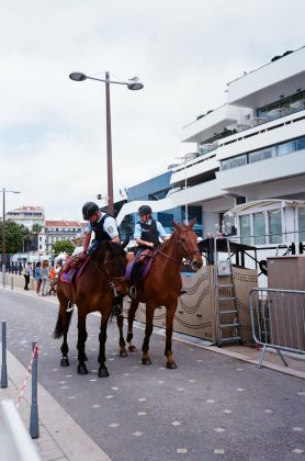 Os dois jovens foram encontrados em posse de materiais que promoviam a intolerância, discurso de ódio e atos violentos contra minorias em suas residências. (Foto Pexels)