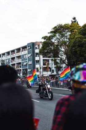 Na justificativa do projeto, Thiago Manzoni argumenta que esses eventos se transformaram em lugar “onde à agressão às famílias tradicionais, às denominações cristãs e, principalmente, à erotização precoce da sociedade”. (Foto Pexels)