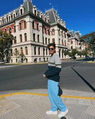 Nas imagens, ele é visto em um canto beijando Beca e, ao perceber que está sendo filmado, deixa o local às pressas, tentando esconder o rosto. (Foto Instagram)