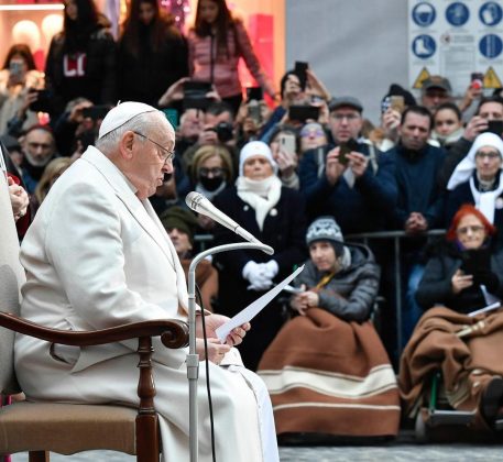 Essa medida, reconhecida como um marco significativo, possibilita que padres católicos abençoem casais da comunidade LGBTQIA+. (Foto Instagram)