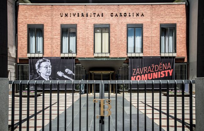 Tiroteio em uma escola na Praça Jan Palach (Foto: X)