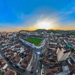 Lixeiras, placas e residências também foram alvos de ataques (Foto: Instagram)