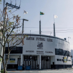 Os jogadores deixaram rapidamente o campo e foram alvos de objetos atirados das arquibancadas (Foto: Instagram)