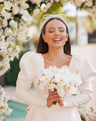 A atriz, Larissa Manoela se casou no último domingo (17) com o ator André Luiz Frambach, em um cerimônia intimista, e o que chamou atenção foi o vestido moderno usado pela cantora, confeccionado no ateliê do estilista Lucas Anderi (Foto: Instagram)