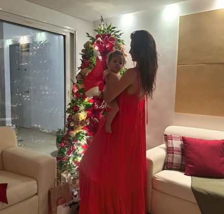 "Feliz Natal da nossa família para a sua. SÓ AMOR!", escreveu ela, na legenda da publicação. (Foto: Instagram)