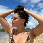 Bruna Linzmeyer chama atenção ao exibir axilas peludas na praia. (Foto: Instagram)