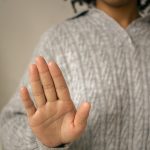 A garota de 12 anos foi ao banheiro e, ao sair, encontrou o tio esperando do lado de fora. (Foto Pexels)