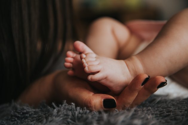 Um indivíduo suspeito de cometer violência íntima contra a própria filha, uma criança de apenas 1 ano, foi detido pela Polícia Civil. (Foto Pexels)