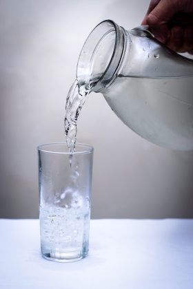 Aparentemente a jovem não tinha o costume de beber água. (Foto Pexels)