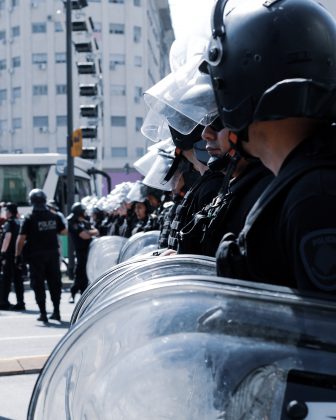 Em resposta ao incidente, a PM anunciou a implementação de um 'corredor de segurança' na Avenida Nossa Senhora de Copacabana, com reforço policial das 18h às 23h. (Foto Unsplash)