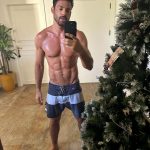 Nesta segunda-feira (08), Cauã Reymond postou uma foto sem camisa, ao lado da árvore de Natal ainda montada (Foto: Instagram)