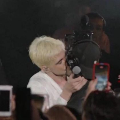 O ponto alto da felicidade do cantor foi marcado por um beijo ao vivo em seu ex-namorado e sócio, Pedro Tófani. (Foto Instagram)