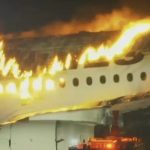 Depois do fato, todas as pistas do aeroporto foram fechadas. (Foto: reprodução vídeo Instagram)