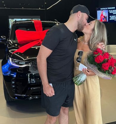 Zé Neto presenteia a esposa com carro de luxo. (Foto: Instagram)