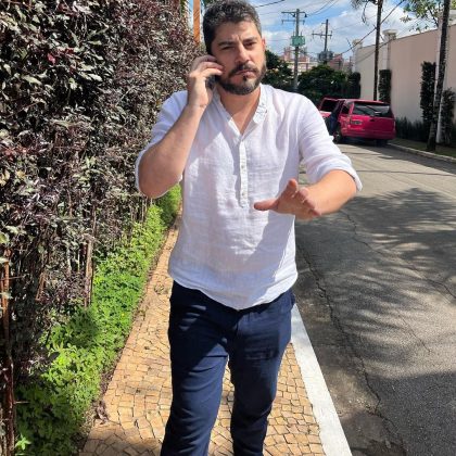 Um dia após sua internação, o ex-apresentador da Globo e da CNN Brasil compartilhou uma foto sorridente vestindo roupas hospitalares, agradecendo o apoio dos fãs e informando que está se recuperando bem. (Foto Instagram)