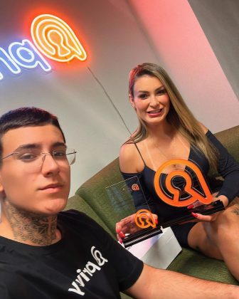 A influenciadora Andressa Urach, de 36 anos, e seu filho, o DJ Arthur Urach, de 18, participaram do Podcast Inteligência Ltda. (Foto Instagram)