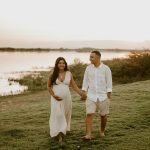 O cantor de 21 anos, que sempre sonhou com a paternidade, aparece ao ar livre com o bebê à beira de um rio, enquanto o sol se põe ao fundo. (Foto Instagram)