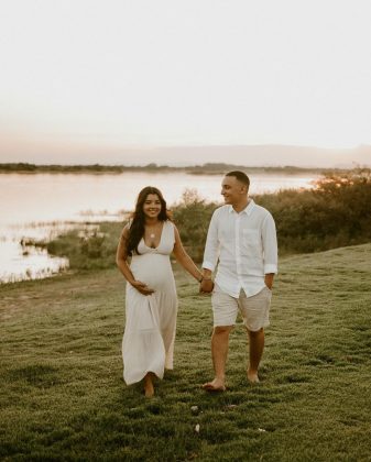 O cantor de 21 anos, que sempre sonhou com a paternidade, aparece ao ar livre com o bebê à beira de um rio, enquanto o sol se põe ao fundo. (Foto Instagram)