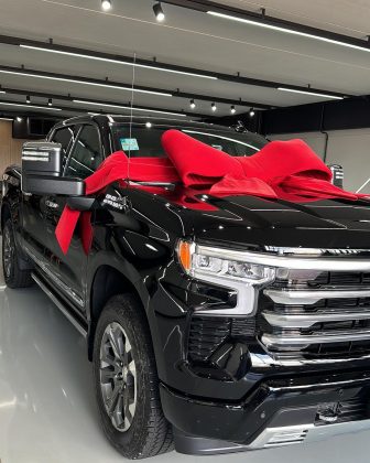 Uma Chevrolet Silverado High Country 2024, importada do México, inicialmente avaliada em R$ 530 mil no Brasil. (Foto Instagram)