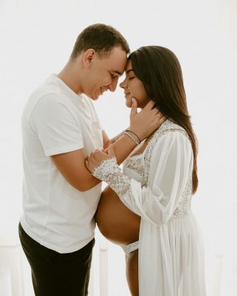 Nesta terça-feira (30), Ary Mirelle e João Gomes usaram suas redes sociais para compartilhar nos stories o ensaio newborn do filho do casal, Jorge, nascido há poucos dias. Ao lado do cantor, a influenciadora mostrou os bastidores das fotos (Foto: Instagram)