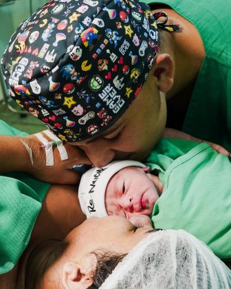 João Gomes e sua noiva, Ary Mirelle compartilharam um vídeo das imagens emocionantes do parto do filho, Jorge, que nasceu na semana passada (Foto: Instagram)